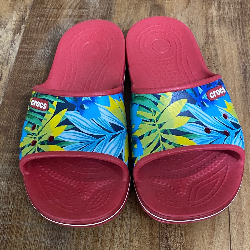 CROCS Red tropical print Slide Sandals size women’s 7